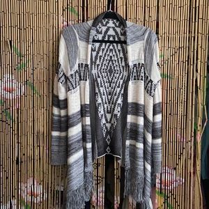 Women’s long sleeve fringed sweater♥️